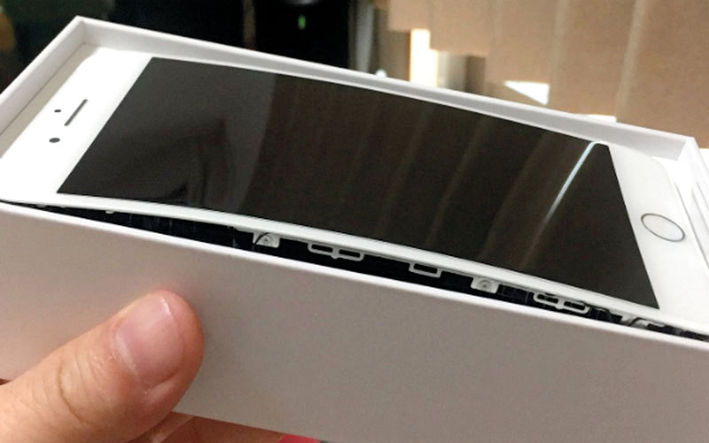 عدد قليل من المستخدمين اشتكى من انتفاخ البطارية وخروجها من مكانها وانفصال شاشة اللمس عن الجزء الخلفي من الهاتف. من المصدر