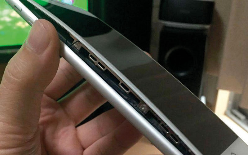 عدد قليل من المستخدمين اشتكى من انتفاخ البطارية وخروجها من مكانها وانفصال شاشة اللمس عن الجزء الخلفي من الهاتف. من المصدر