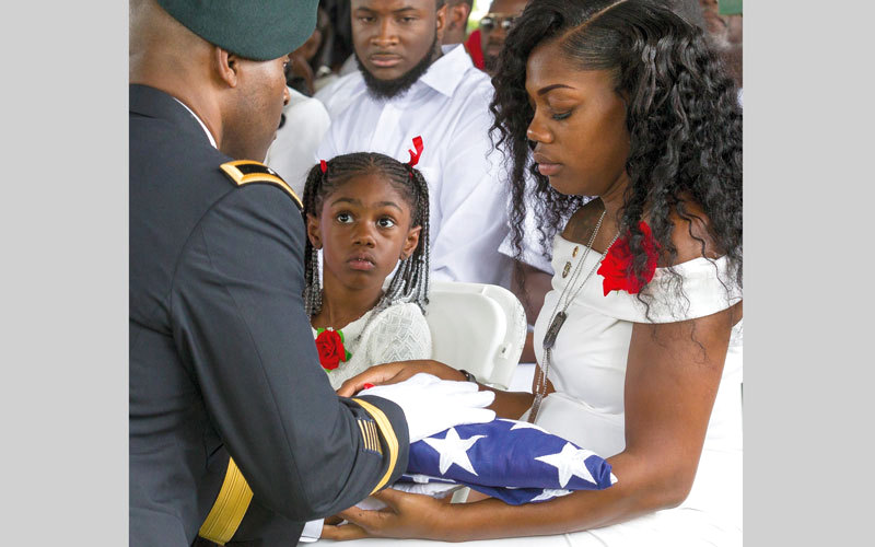 أرملة الجندي قالت إنها طلبت مشاهدة زوجها لكنهم لم يسمحوا لها. أ.ب