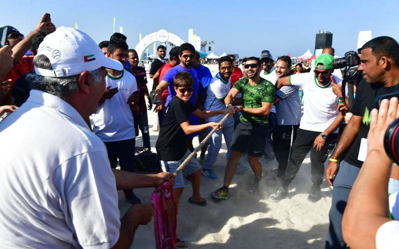 منصور بن محمد شارك رواد شاطئ «كايت بيتش» الأنشطة والمنافسات الرياضية.

تصوير: مصطفى قاسمي