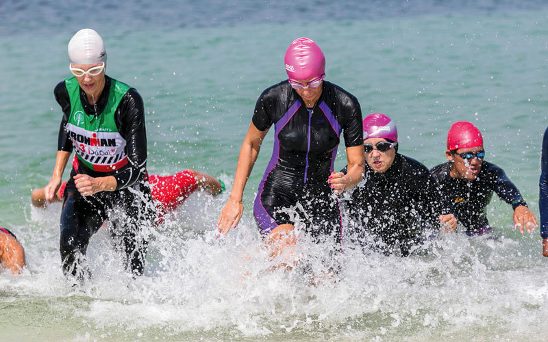 مخيم «الترايثلون» الذي أطلقه «دبي للسيدات» يشهد إقبالاً لافتاً من سيدات وفتيات من كل الجنسيات. من المصدر