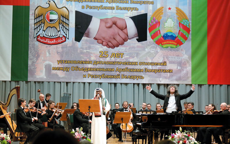 جاسم محمد غنى بالبيلاروسية.. وحظي بتفاعل الجمهور.  من المصدر