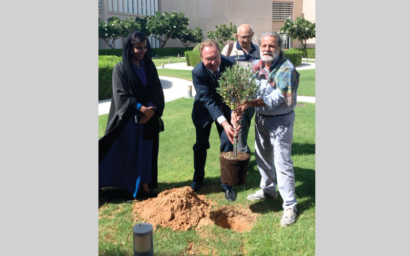 الفنان اللبناني قام بزرع شجرة زيتون في ساحة جامعة باريس السوربون - أبوظبي بحضور إدارة الجامعة. من المصدر