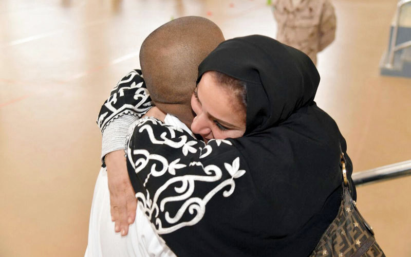 طريفة محمد.. انهمرت دموعها فرحاً برؤية ابنها في مركز التدريب. من المصدر