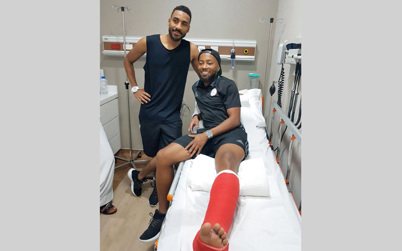 خميس إسماعيل زار إسماعيل مطر في المستشفى والتقط معه صوراً تذكارية. من المصدر