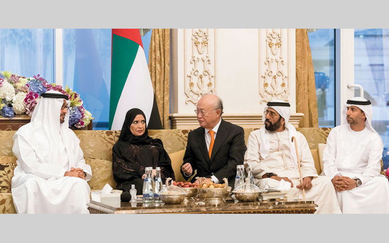 محمد بن زايد خلال استقباله مدير عام الوكالة الدولية للطاقة الذرية.  وام
