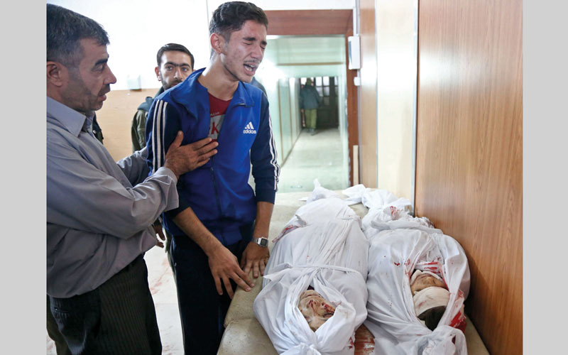 أطفال بين القتلى بقصف لقوات النظام السوري على الغوطة الشرقية