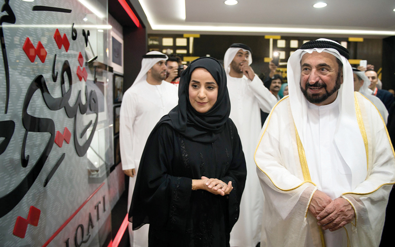 سلطان القاسمي زار جناح مركز حمدان بن محمد لإحياء التراث.  من المصدر