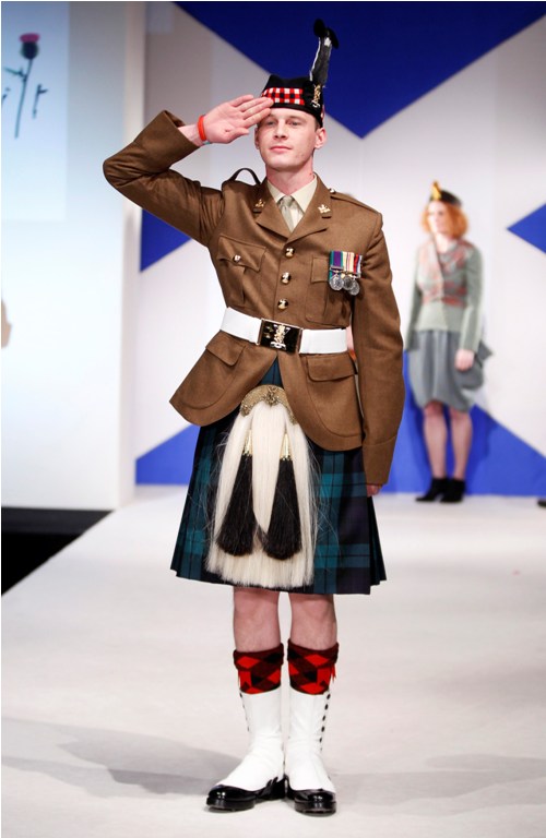 تنورة رسمية  عسكرية-المصدر-غيتي