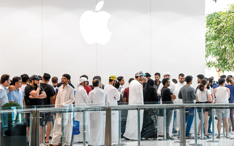 الإقبال على الهاتف الجديد يفوق بنسب كبيرة الطلب على حجز وشراء «آي فون 8». تصوير: أشوك فيرما