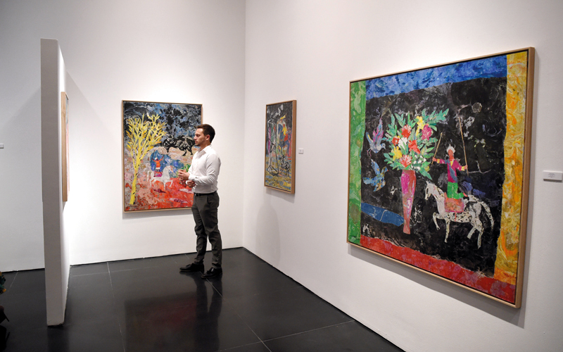 يستند عبلة إلى الروايات الشعبية ليقدم أعماله ويعكس جوانب من حكايات الشعوب والحضارات والبلدان. تصوير: أسامة أبوغانم