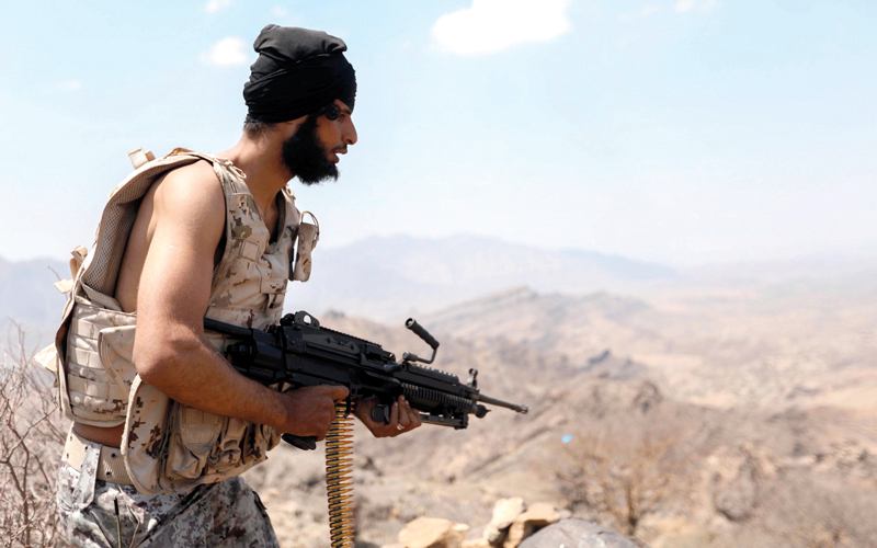 مقاتل من المقاومة خلال المواجهات مع المتمردين في إحدى مناطق تعز. أ.ف.ب