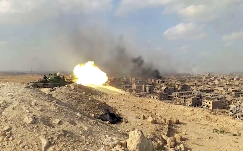 دبابة سورية تطلق نيرانها على مواقع لـ «داعش» في دير الزور.  أ.ب