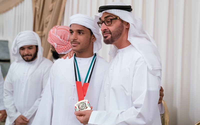 ويقلد شقيق الشهيد ميدالية بعد أن أصر على اللعب في منافسات كأس رئيس الدولة للجوجيتسو.من المصدر