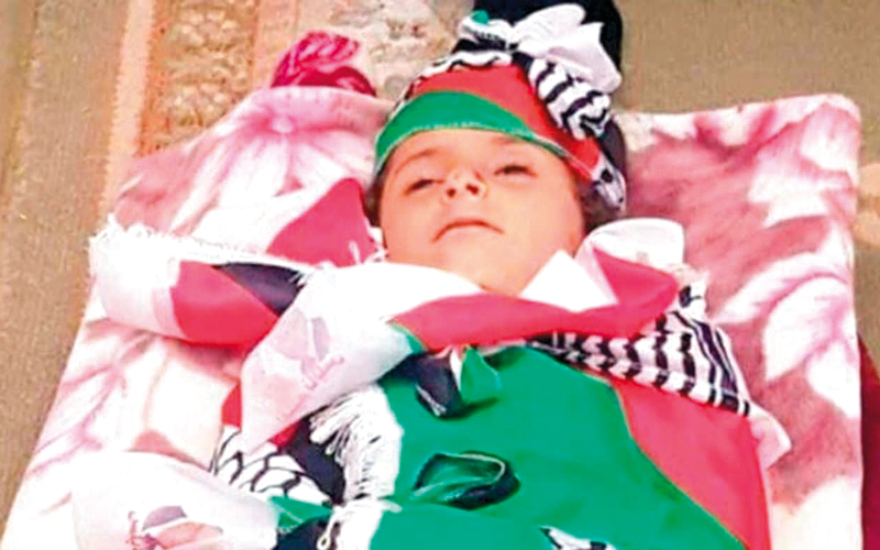 جثمان الطفلة أسيل طارق أبوعون التي دهسها مستوطن في شارع 90 الاستيطاني. الإمارات اليوم