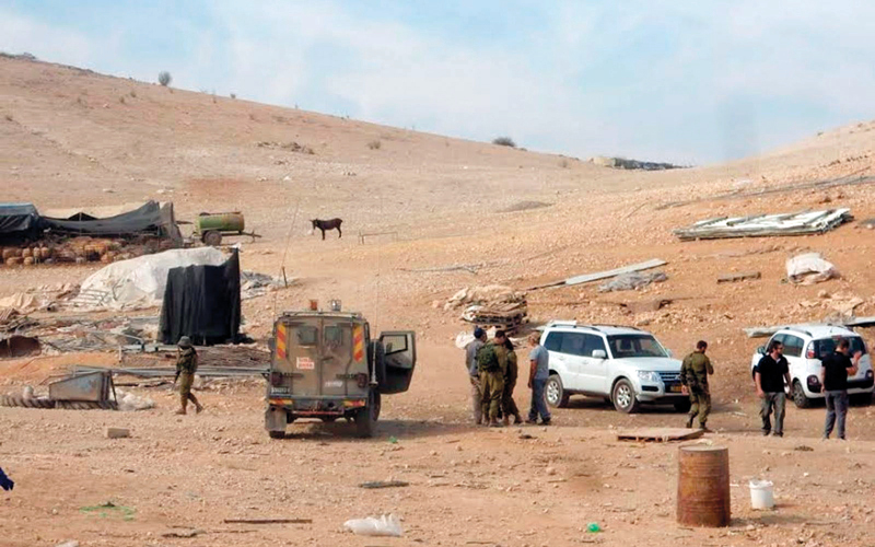 جنود الجيش الإسرائيلي يحتلون أراضي الأغوار ويشردون أهلها بذريعة التدريبات ويقتلون أطفالهم بمخلفاتهم العسكرية. الإمارات اليوم