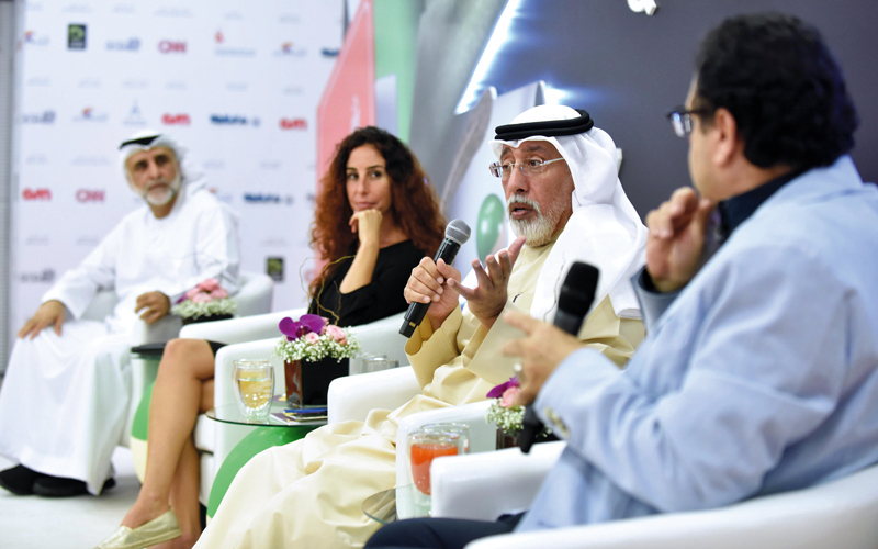 الجسمي متحدثاً خلال الندوة بحضور المشاركين. من المصدر