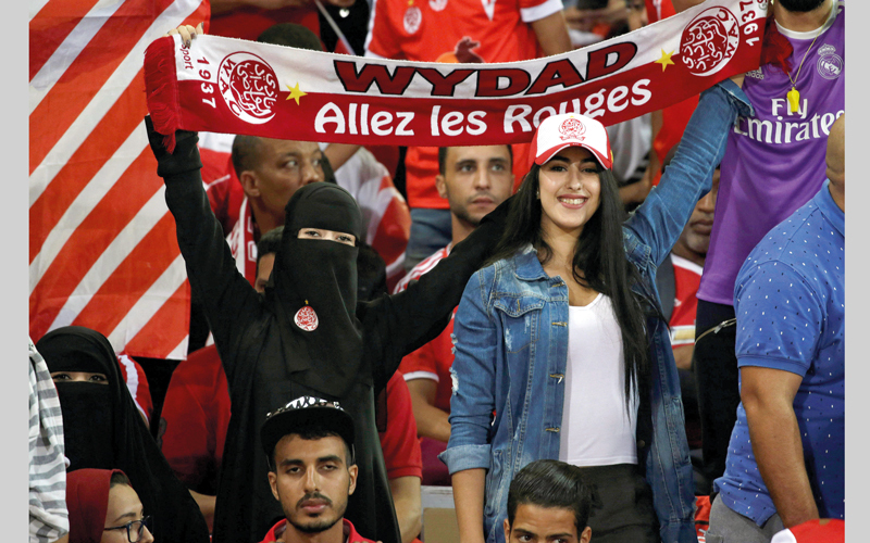 مشجعتان ترفعان شعار الوداد البيضاوي خلال نهائي أبطال إفريقيا. رويترز