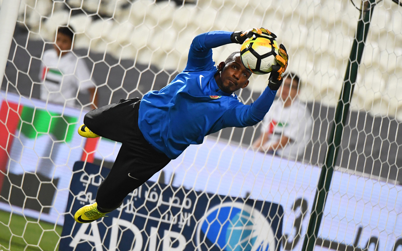 حارس شباب الأهلي ماجد ناصر، يلتقط الكرة بطريقة رائعة، خلال مباراة فريقه أمام الجزيرة. تصوير: إريك أرازاس