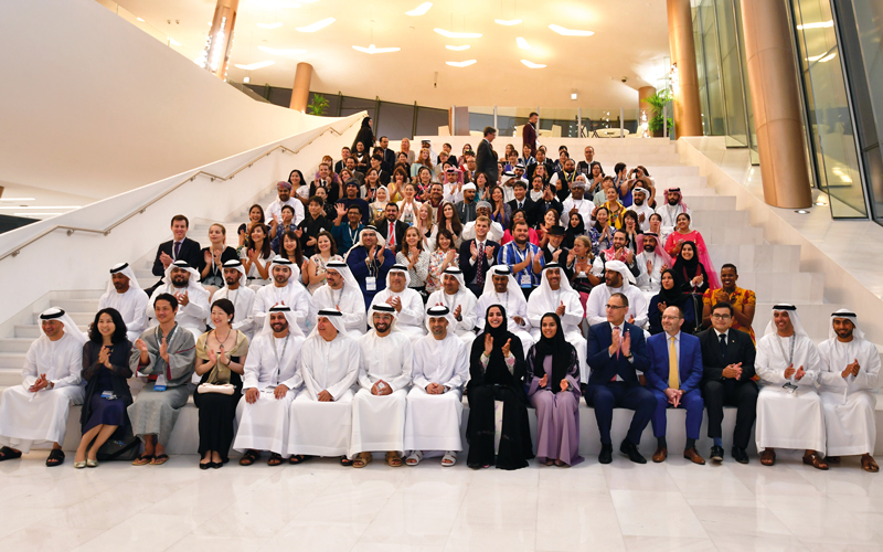 مسؤولون في دبي مع المشاركين بـ«سفينة شباب العالم».  تصوير: مصطفى قاسمي