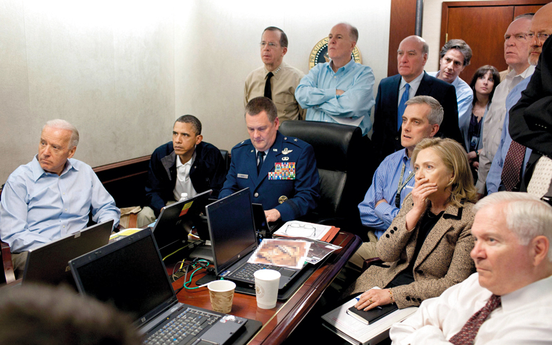صورة أرشيفية للرئيس باراك أوباما ومساعدوه في غرفة تقييم الموقف خلال القيام بعملية اعتقال بن لادن في باكستان. رويترز