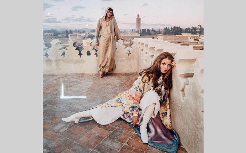 تشمل المعروضات أعمالاً فنية تنتمي إلى مجموعات فنون المستشرقين والقرن الـ20 والفن المعاصر في الشرق الأوسط. من المصدر