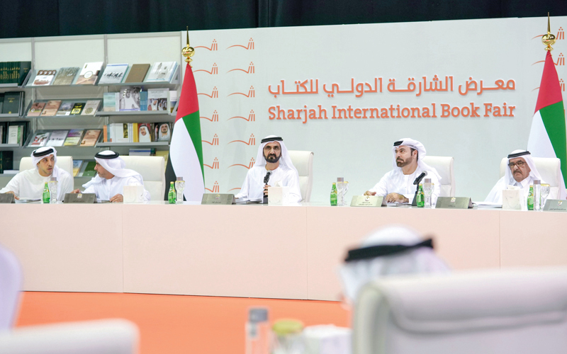 محمد بن راشد عقد جلسة استثنائية لمجلس الوزراء في معرض الشارقة الدولي للكتاب. وام