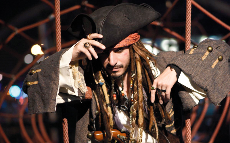 المنصوري متقمصاً شخصية القرصان جاك سبارو القادم من فيلم «قراصنة الكاريبي». الإمارات اليوم