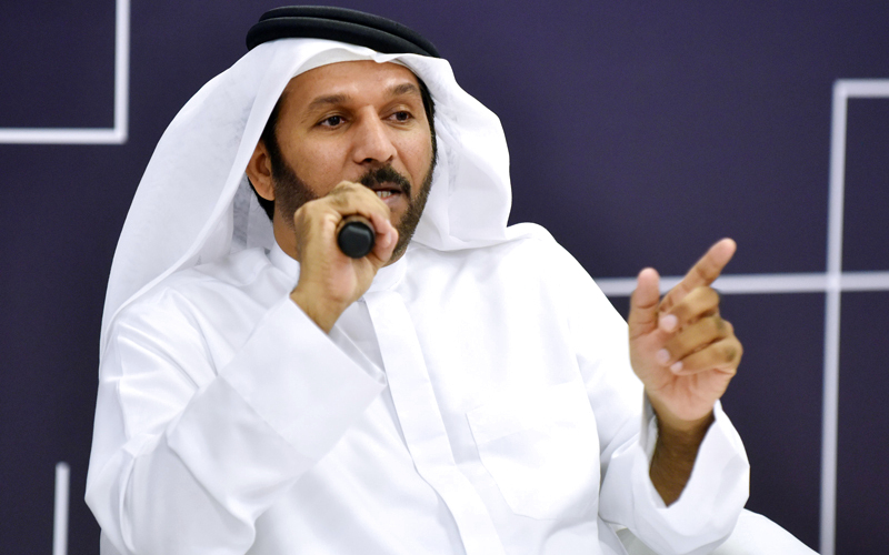 البريكي ألقى باقة من قصائده خلال الأمسية.  من المصدر