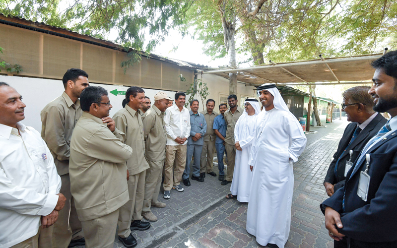 موظفو الحديقة يودّعونها للمرة الأخيرة. الإمارات اليوم