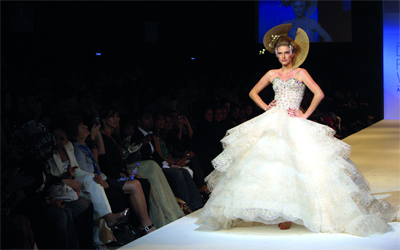 تصاميم الفلبيني سينكو استلهمها من  زهور الكرز المتفتحة.	تصوير: مصطفى قاسمي