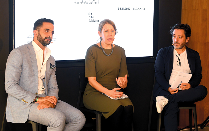 (من اليمين) الفنان جاي أوسجيربي ومارغريت كابيج وفيصل الحسن. تصوير: إريك أرازاس