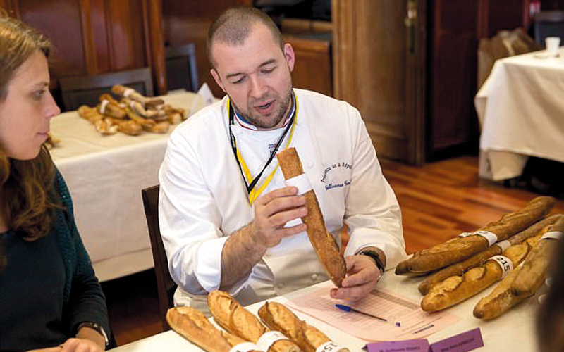 رئيس الطهاة في الإليزيه يقدم شرحاً حول بعض أنواع الخبز الرئاسي. غيتي
