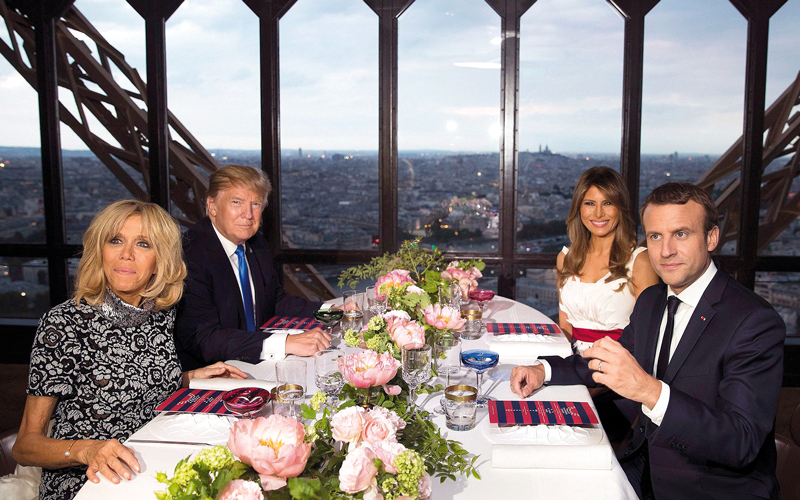 ماكرون وبريجيت على مائدة الطعام بحضور ترامب وزوجته.

أ.ب