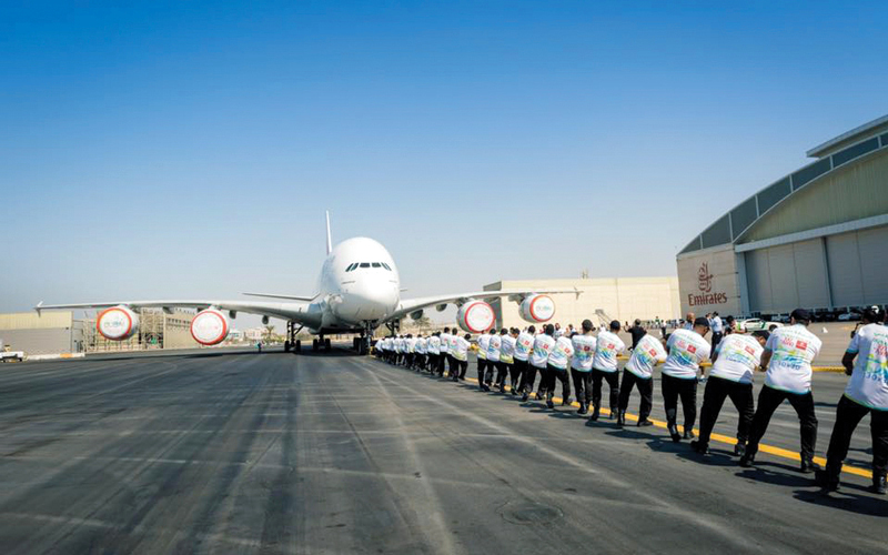 «شرطة دبي» تحطم رقماً قياسياً ثانياً بجر طائرة «إيرباص A380»