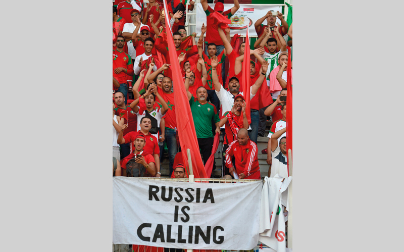جمهور المغرب رفع لافتة «روسيا تنادينا» خلال مباراة الأسود مع ساحل العاج. أ.ف.ب