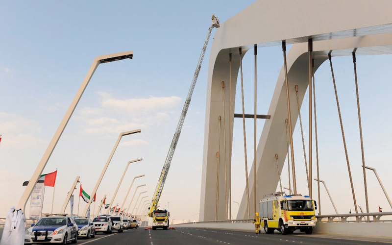 شاب يحاول الانتحار من فوق جسر في أبوظبي