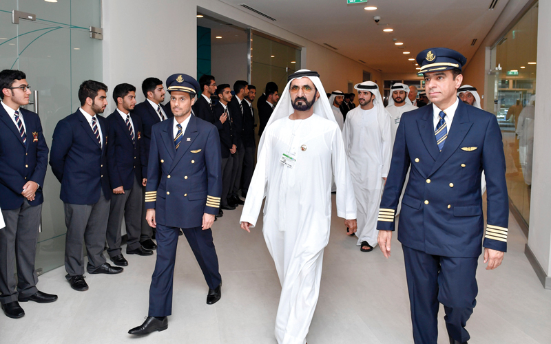 محمد بن راشد خلال تدشينه «أكاديمية الإمارات لتدريب الطيارين». وام