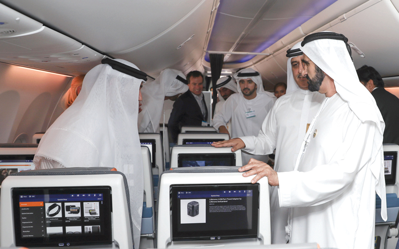 محمد بن راشد تفقد طائرة «بوينغ 737 ماكس 8» التي انضمت حديثاً إلى أسطول «شركة فلاي دبي». وام
