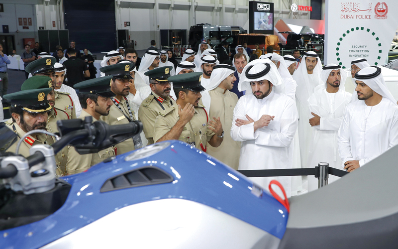 أحمد بن محمد خلال افتتاح معرض &laquo;دبي الدولي للسيارات&raquo;.

وام