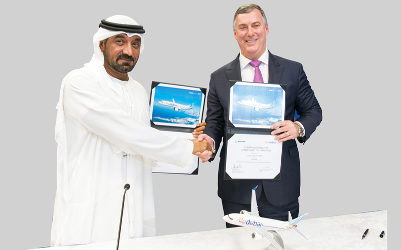 أحمد بن سعيد خلال التوقيع على اتفاقية الطلبية الجديدة لـ«فلاي دبي». تصوير: أحمد عرديتي