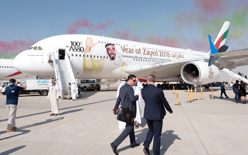 «طيران الإمارات» نجحت في زيادة عائداتها وأرباحها خلال الأشهر الستة الأولى من السنة المالية الجارية. تصوير: أحمد عرديتي