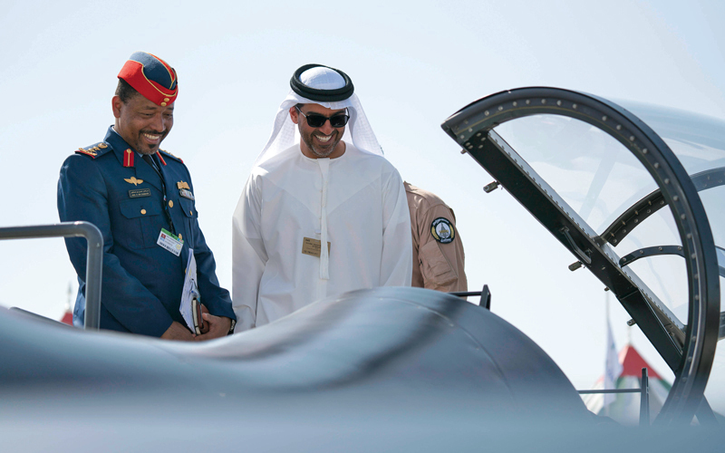حامد بن زايد خلال جولته بمعرض دبي الدولي للطيران.

وام