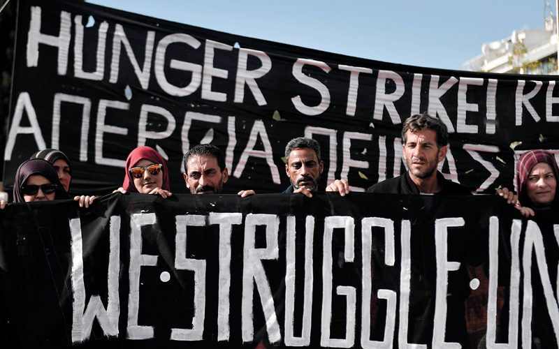 لافتة للترويج لقضية المضربين عن الطعام خلال تظاهرة في أثينا.  أ.ف.ب
