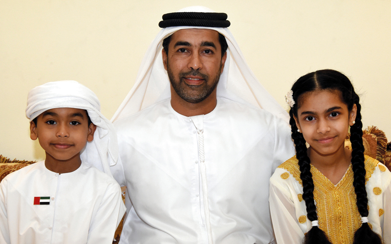 عبدالله بن كلبان يتوسط ظبية ومحمد. تصوير: أسامة أبوغانم