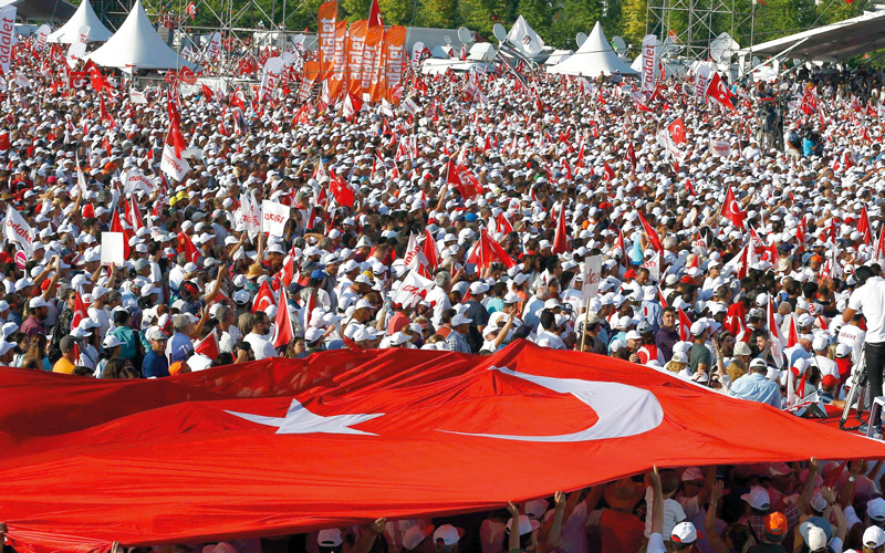 المعارضة التركية في مسيرة حاشدة احتجاجاً على سياسة الحكومة.  رويترز