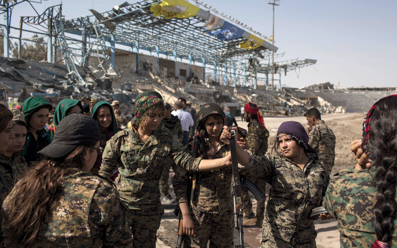 «قوات سورية الديمقراطية» تحتفل بملعب كرة قدم  في الرقة بعد تحريرها من «داعش». أرشيفية