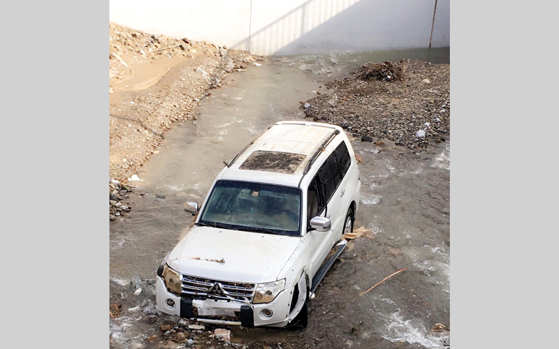 المركبة جرفتها مياه الوادي بسبب غزارة الأمطار. الإمارات اليوم