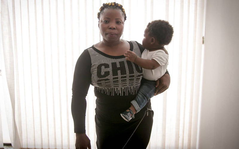 إيثر مع طفلها البالغ من العمر 9 أشهر في مؤسسة الصليب الأبيض.  غيتي