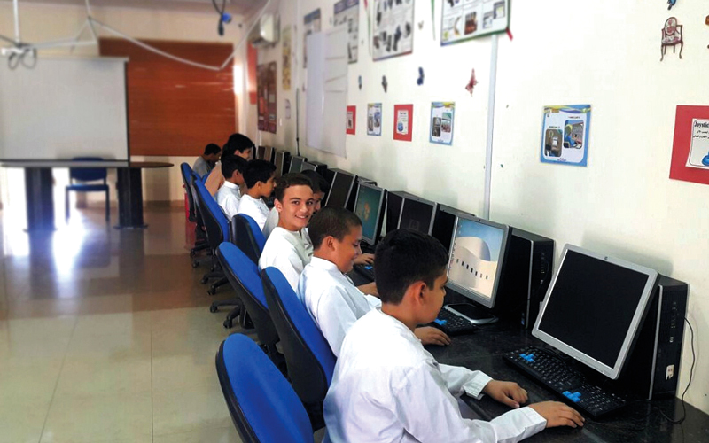 «دو» توزع 120 حاسوباً  على مدرستين خيريتين